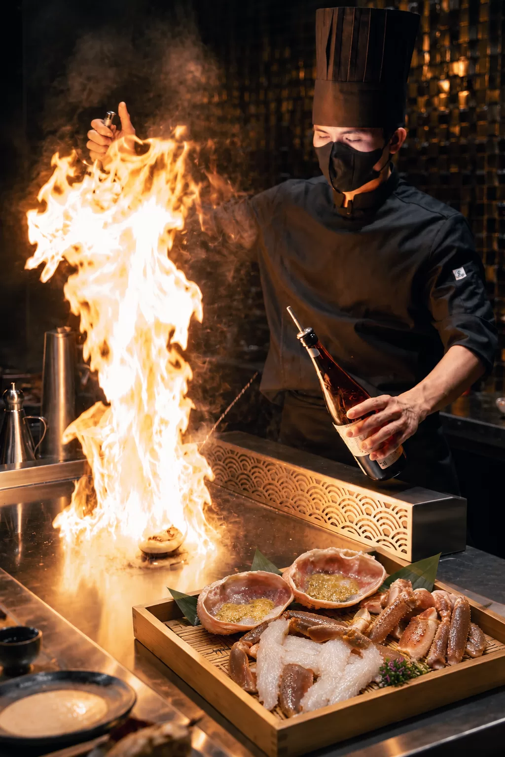 Chef chế biến Teppanyaki trực tiếp tại nhà hàng Nhật The Gu Quận 5