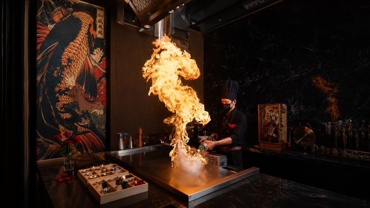 Chef trình diễn Teppanyaki trực tiếp tại bàn ở The Gu Quận 5